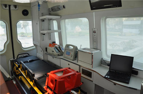 靖州救护车内部